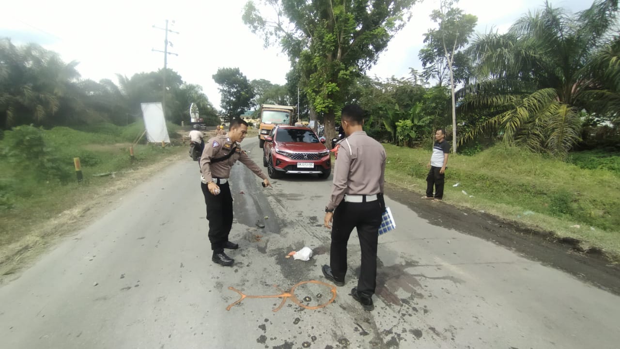 OLAH TKP: Petugas melakukan olah tempat kejadian perkara kecelakaan yang merenggut nyawa pasutri.(Humas Polres Binjai/Sumut Pos)