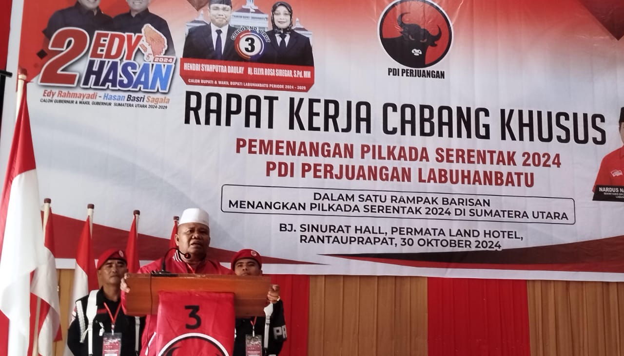 RAKERCABSUS: Wakil Ketua DPDPDI-P Sumatera Utara membuka acara Rapat Kerja Cabang Khusus (Rakercabsus) Dewan Pimpinan Cabang (DPC) PDI-P Labuhanbatu. (FAJAR/SUMUT POS)