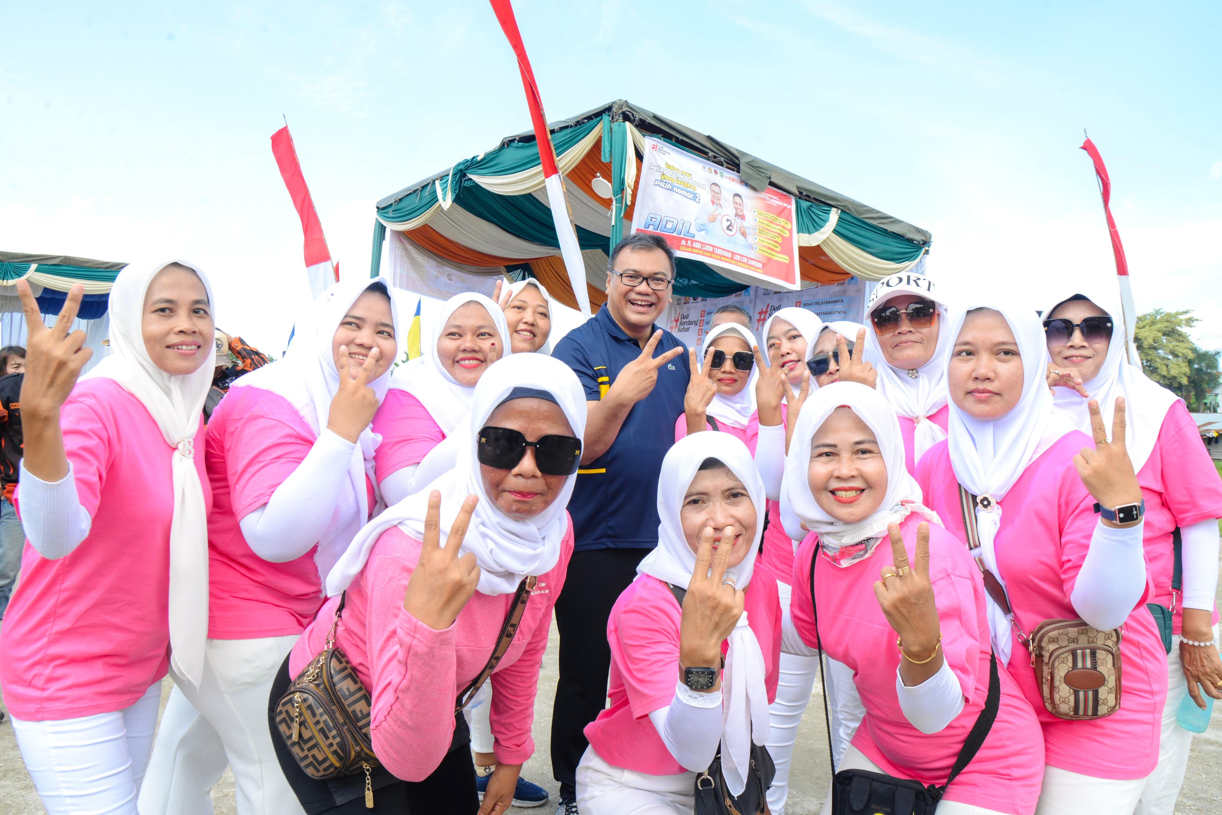 DIABADIKAN: dr. Asri Ludin Tambunan diabadikan bersama ibu-ibu peserta senam sehat sekaligus memperingati hari sumpah pemuda di Desa Helvetia Kecamatan Labuhan Deli, Rabu (30/10). (ISTIMEWA/SUMUT)