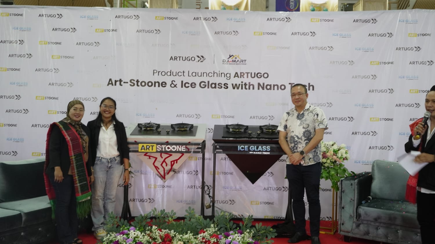BERSAMA: Manajemen Artugo Cabang Medan berfoto bersama di acara peluncuran produk di DJ Build Mart, Tebingtinggi, Rabu (30/10/2024).