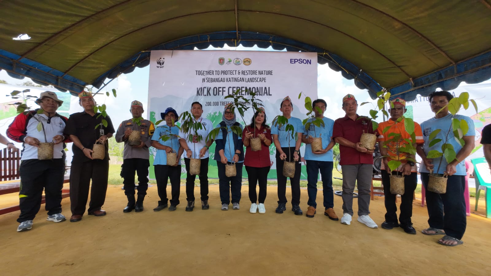 TANAM POHON: Program Penanaman Pohon Hutan Berbasis Masyarakat untuk Mendukung Pemulihan Ekosistem di Sebangau-Katingan, Kalimantan Tengah (30/10/2024). (ISTIMEWA/SUMUT POS)