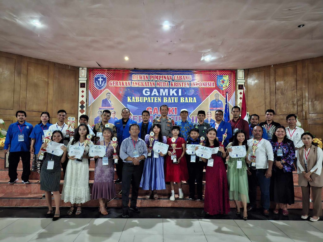 FOTO BERSAMA:  Ketua DPC GAMKI Batubara Tobok Situmorang bersama Peraih Juara di  kegiatan tahunan GAMKI Bermazmur II, Sabtu(26/10) di Gedung Maranatha HKBP Limapuluh. Foto :Liberti H Haloho/sumut&nbsp;Pos