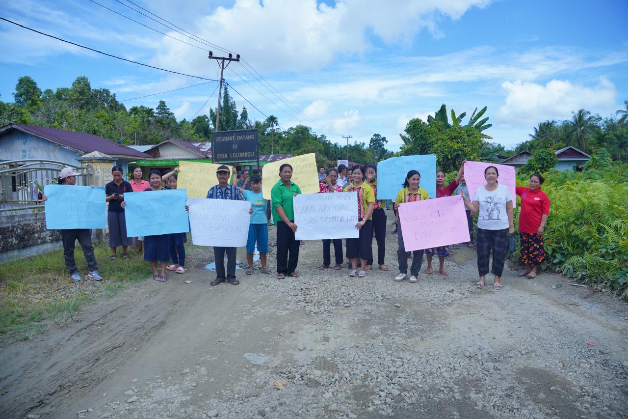 Warga sekitar Gunungsitoli-Tuhemberua menghadang Bobby dan rombongan saat Bobby meninjau ruas jalan provinsi yang menghubungkan Gunungsitoli-Tuhemberua.&nbsp;(Ist)