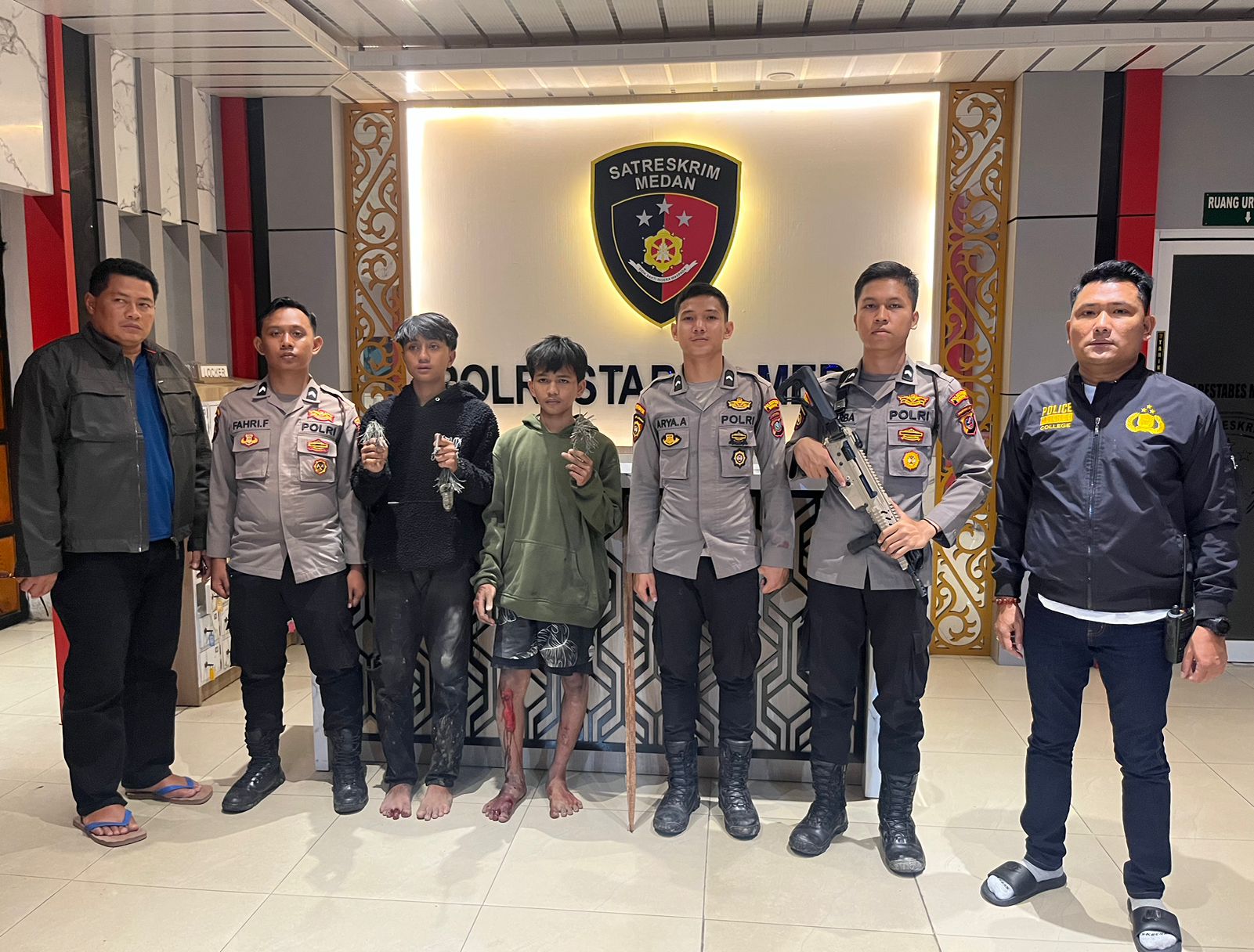 DIAMANKAN:  Dua remaja diduga anggota geng motor saat diamankan pihak Kepolisian. (Sumut Pos/Dokumen&nbsp;Pribadi)