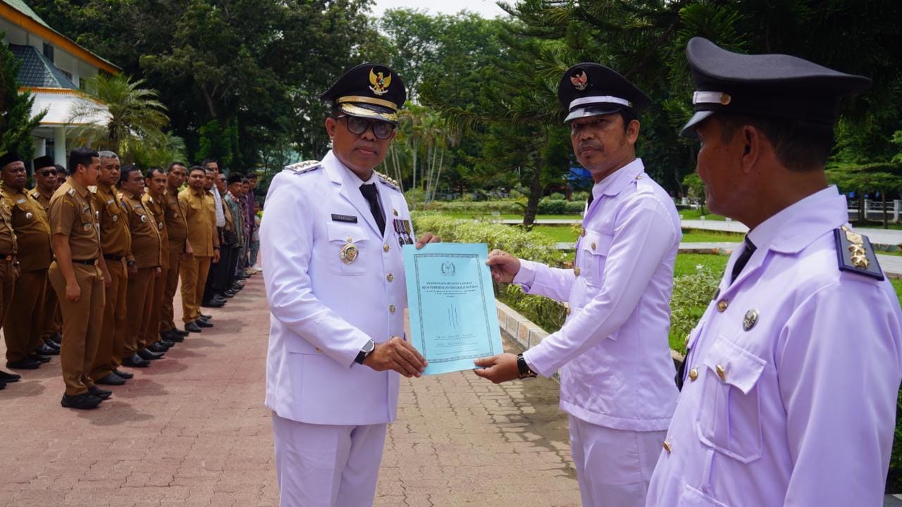 SERAHKAN: Pj Bupati Langkat, Faisal Hasrimy saat menyerahkan SK pengukuhan perpanjang masa jabatan kepada salah satu&nbsp;kepala&nbsp;desa.(Diskominfo Langkat/Sumut Pos)