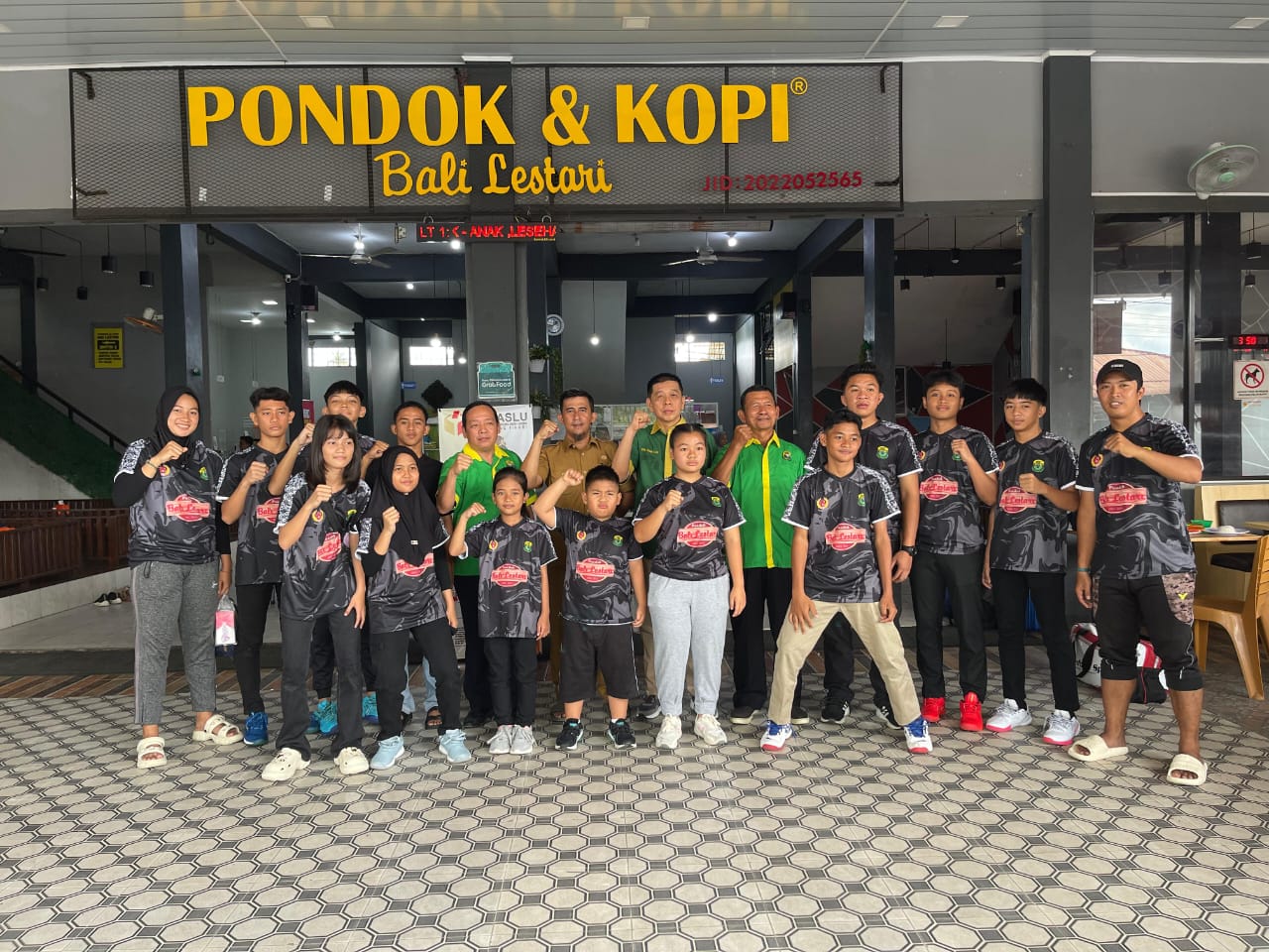 LEPAS: Ketua PB PBSI Kota Tebingtinggi Gho Kian Tjai, Ketua KONI Kota Tebingtinggi Anton dan pengurus PBSI melepas 23 atlet bulutangkis untuk bertanding di Kejurprov bergensi&nbsp;di&nbsp;Kota&nbsp;Medan.