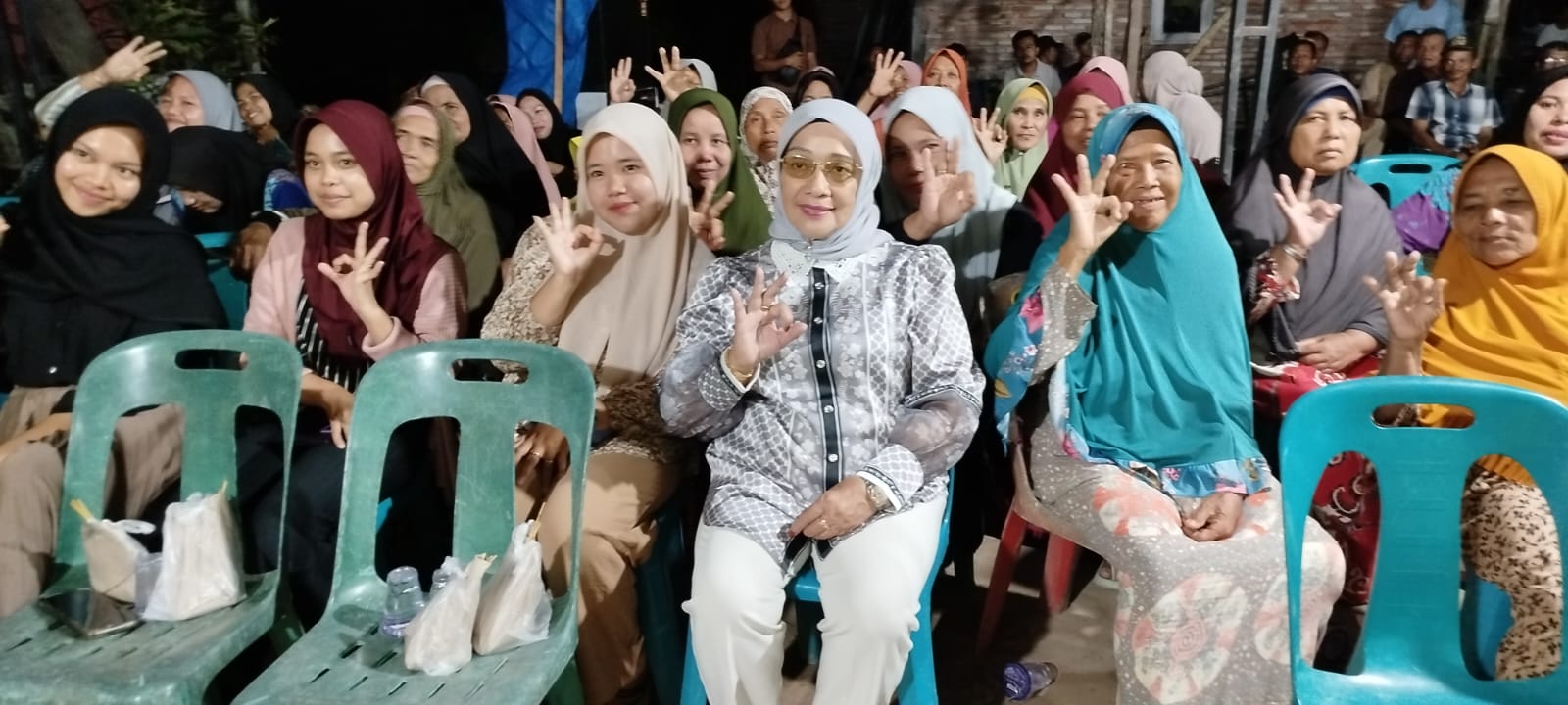 SILATURAHMI: Plt Bupati Labuhanbatu non aktif silaturahmi dengan masyarakat Dusun Purba Bangun, Desa Tebing Linggahara, kecamatan Bilah Barat. (FAJAR/SUMUT&nbsp;POS)