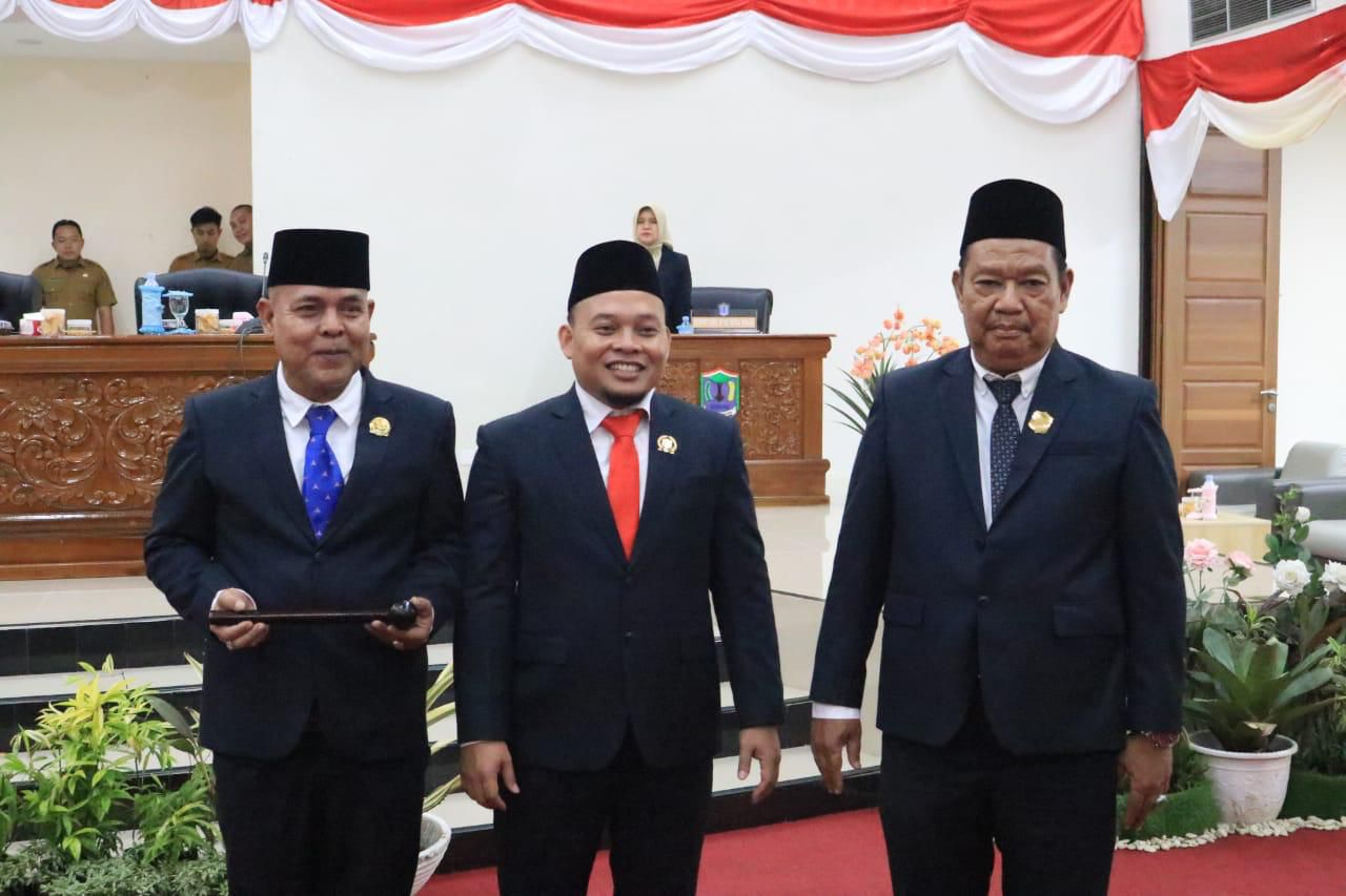 Diskominfo Binjai/Sumut Pos  DIAMBIL SUMPAH: Wakil Ketua I DPRD Binjai, Juli Sawitma Nasution (kiri) dan Wakil Ketua II, Hairil Anwar (tengah) usai diambil sumpah dan janji jabatan
