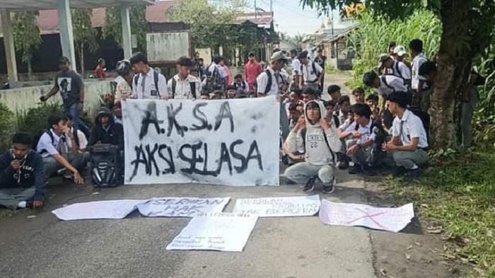 MOGOK: Pelajar SMAN 7 Binjai aksi mogok belajar&nbsp;di&nbsp;sekolah.(Istimewa/Sumut Pos)