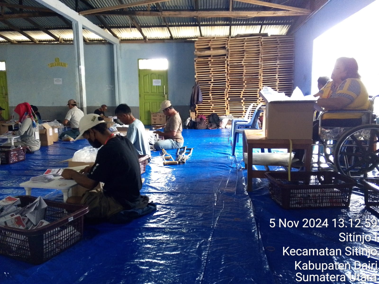 SURAT SUARA: KPU Dairi lakukan pelipatan surat suara Pilkada 2024 dan melibatkan penyandang disabilitas.(istimewa/SUMUT&nbsp;Pos)