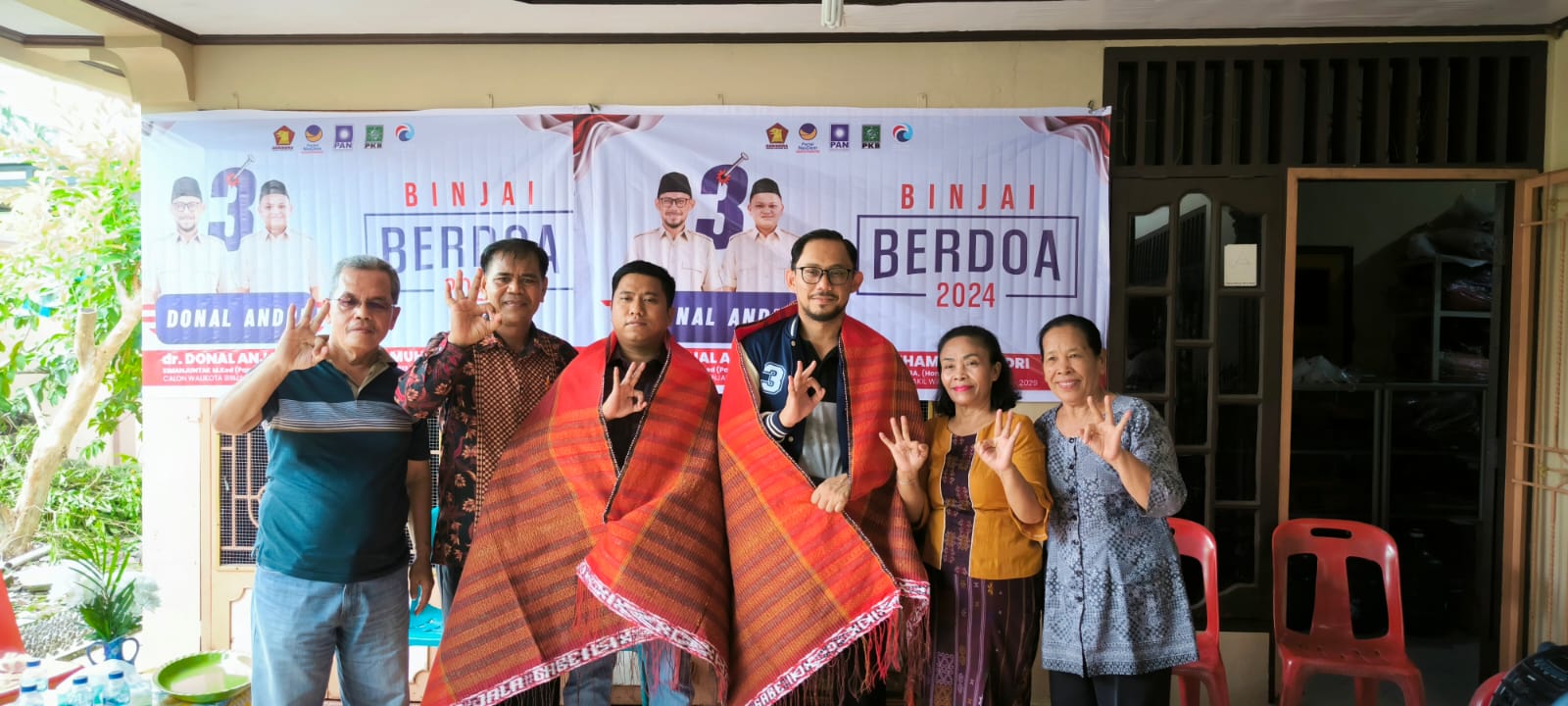 DIULOSI: Cawako Binjai, dr Donal Anjar Simanjuntak dan Anggota DPRD Binjai, Ronggur Simorangkir diulosi masyarakat pada kesempatan tatap muka serta&nbsp;silaturahmi.(Teddy Akbari/Sumut Pos )