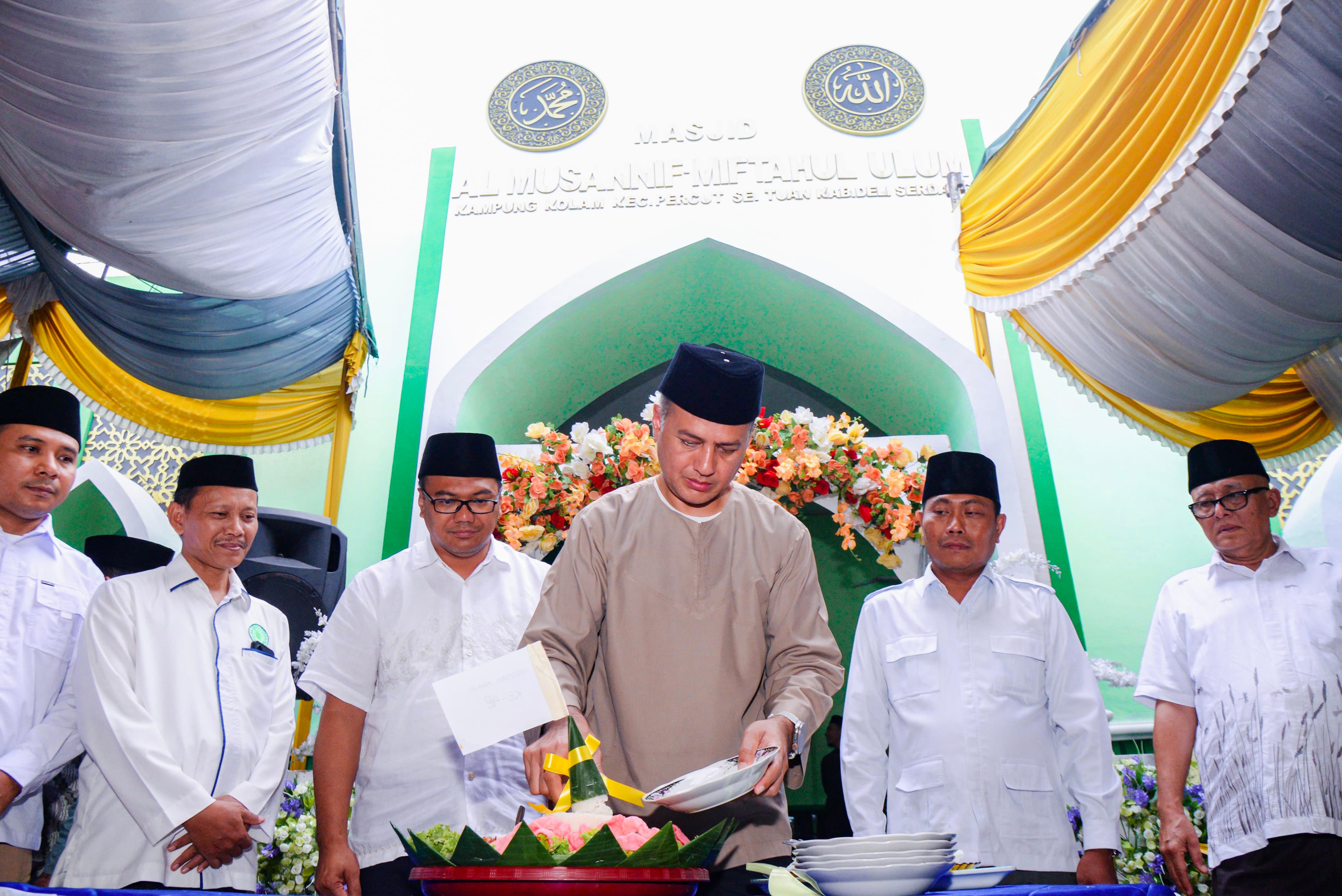 POTONG TUMPENG: H. Musa Rajekshah  memotong nasi tumpeng yang disaksikan calon bupati Deliserdang, dr r Asri Ludin Tambunan pada  peresmian Masjid Al Musannif&nbsp;Miftahul&nbsp;Ulum.