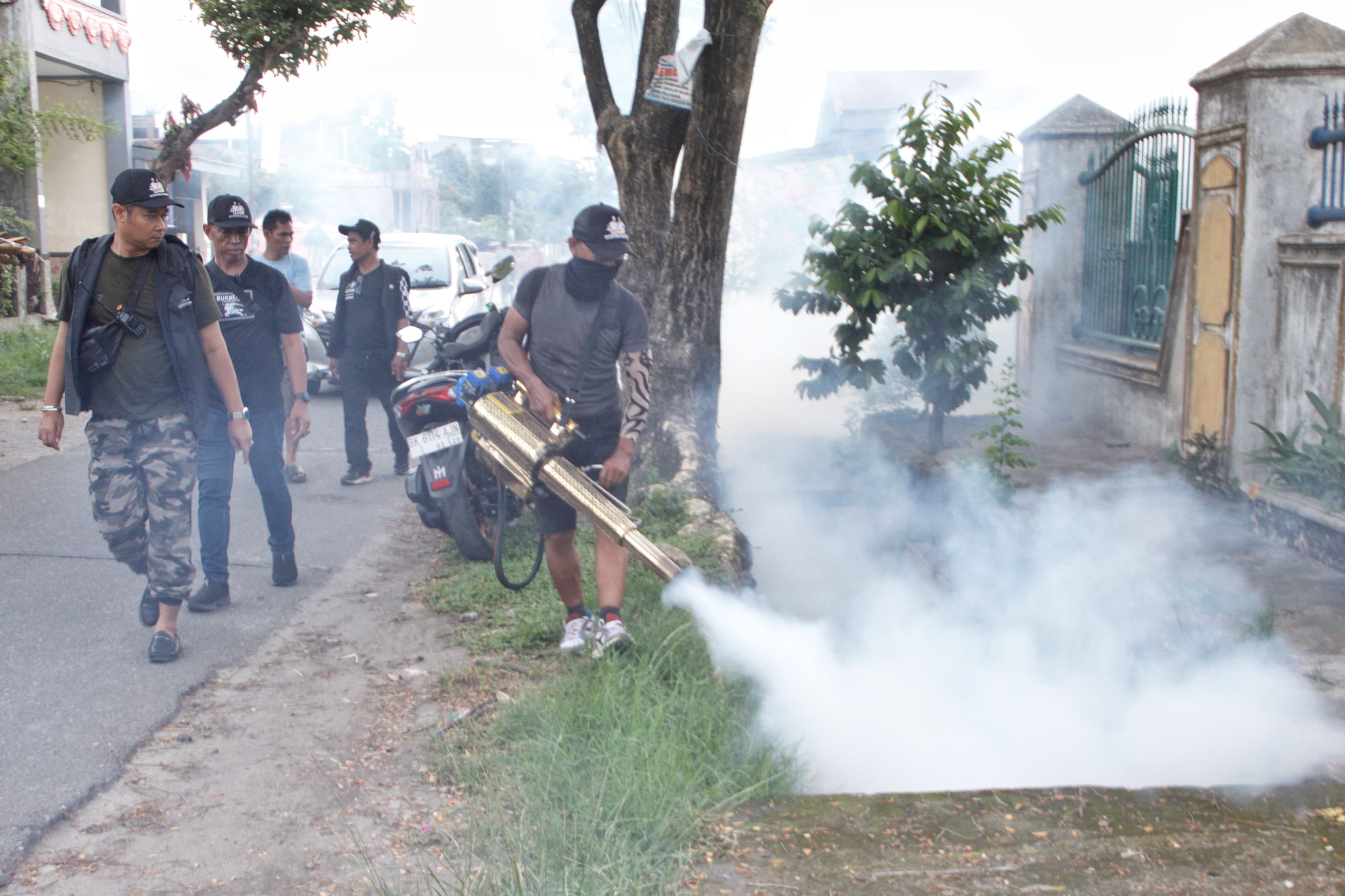 FOGGING: Pasangan HIRO bersama 2 relawan, yakni~ Pelindung Persaudaraan Pedagang Pasar Bersatu (P4B) dan Gerakan Muda Hidayatullah-Yasyir Ridho Loebis (Garda HIRO) melakukan aksi fogging.