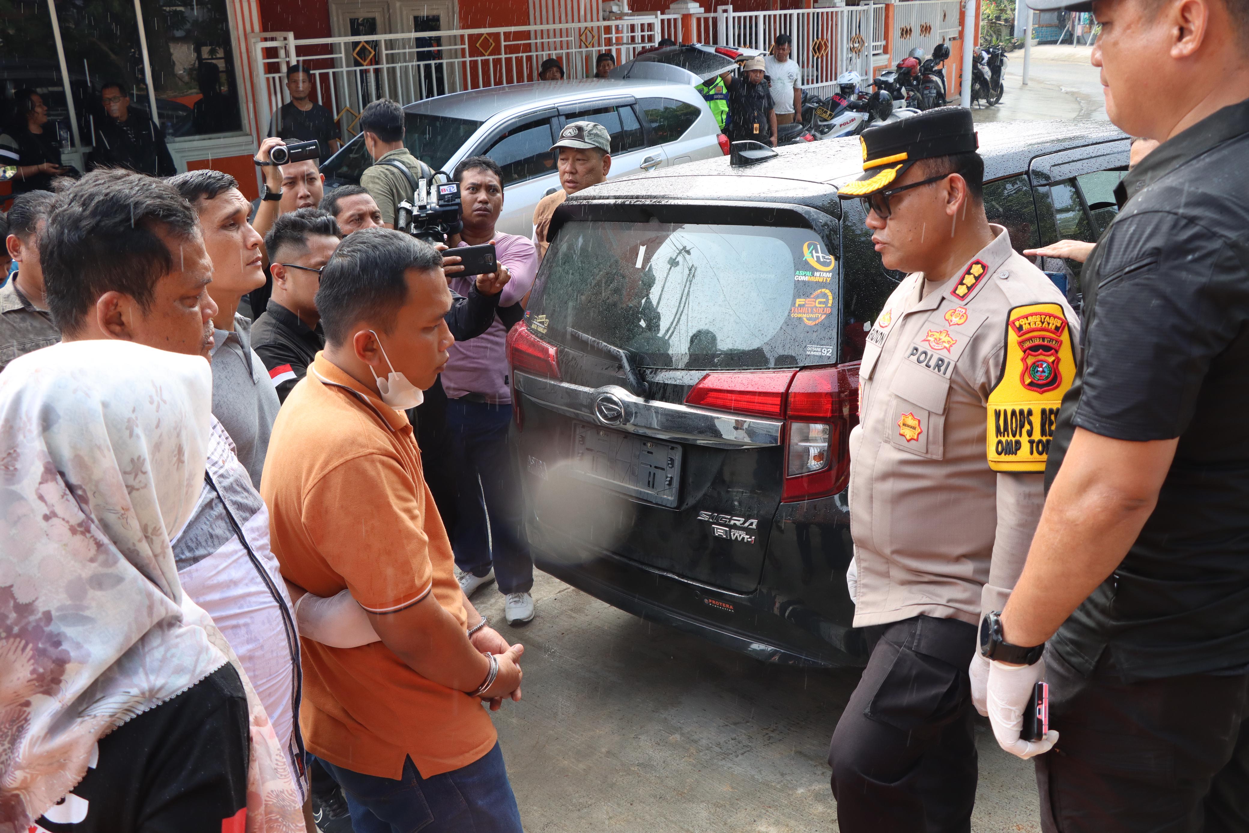 INTEROGASI: Kapolrestabes Medan, Kombes Pol Gidion Arif Setyawan mengintrogasi pelaku penggorok leher driver taksi online, Selasa&nbsp;(5/11)&nbsp;sore.