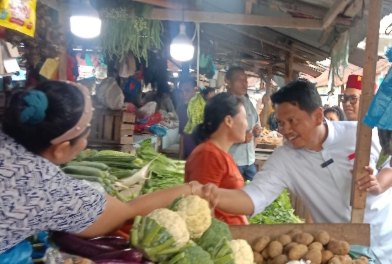 SERAP ASPIRASI: Calon Wali Kota Medan nomor urut 2, Prof Ridha Dharmajaya ke Pasar Kwala Bekala di Jalan Pintu Air IV, Kecamatan Medan Johor, Selasa (5/11/2024).
