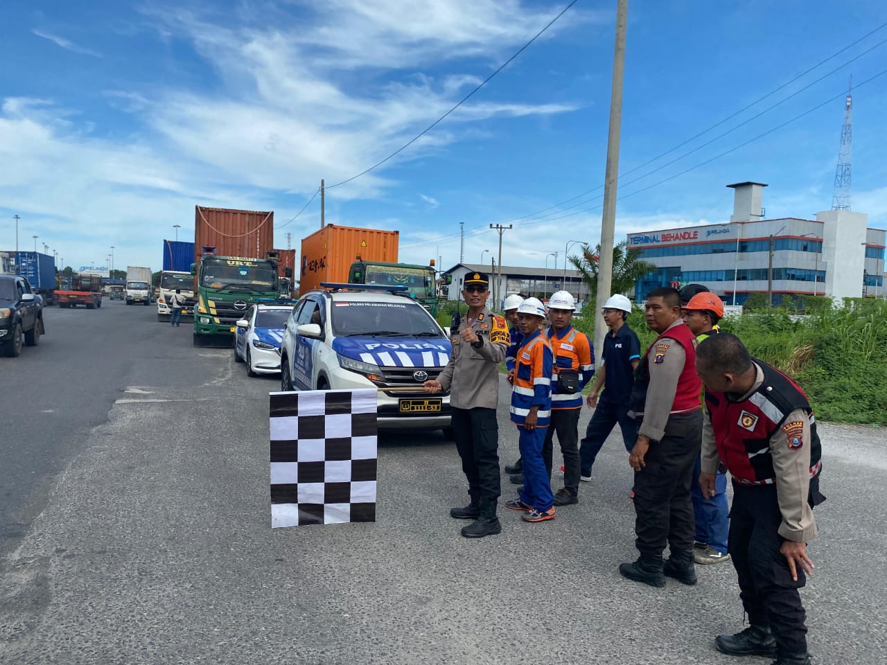 PELEPASAN: Kabag Ops Polres Pelabuhan Belawan, AKP Pittor Gultom, SH., mewakili Kapolres Pelabuhan Belawan AKBP Janton Silaban, SH., SIK., MKP., melakukan pelepasan logistik untuk keperluan Perlombaan