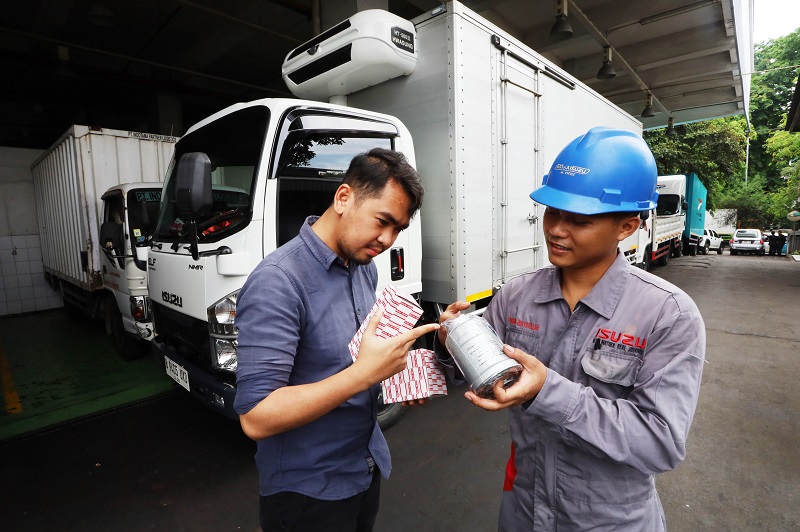 Isuzu saat memberikan filter model baru secara gratis kepada pelaku usaha di sejumlah wilayah Sumatera dan Kalimantan, yang mengalami kelangkaan solar.&nbsp;(Dokumen&nbsp;Isuzu)