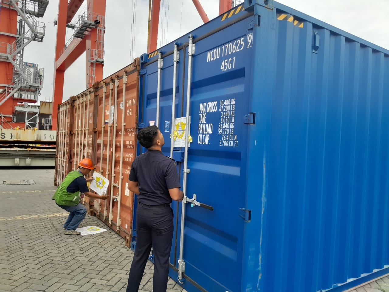 LOGISTIK AQUABIKE: Sejumlah peti kemas tempat logistik Aquabike telah tiba di pelabuhan Belawan.(istimewa)