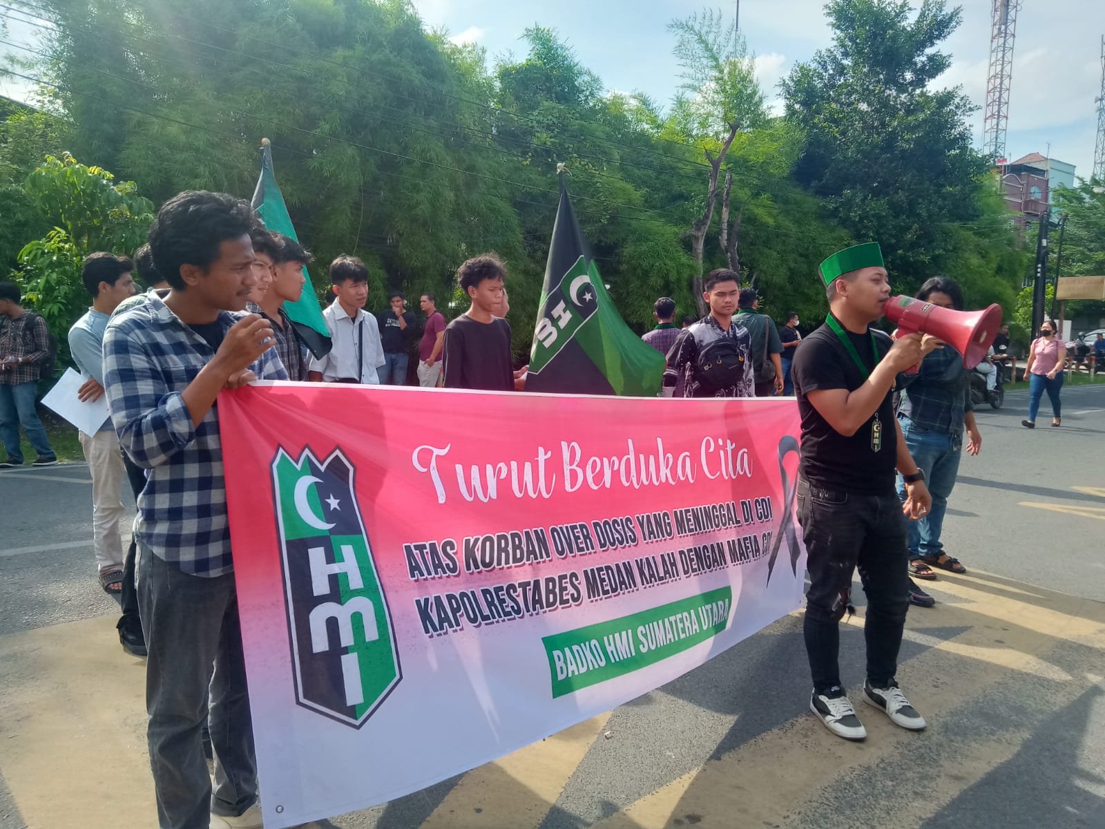 BERUNJUKRASA: Puluhan mahasiswa berunjukrasa di depan Mapolrestabes Medan, terkait diskotik CDI, Kamis (7/11). (AGUSMAN/SUMUT&nbsp;POS)