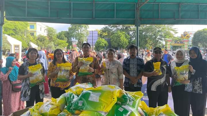 PENGENDALIAN PASAR: Pemko Tebingtinggi melalui Dinas Perdagangan, UMKM dan Koperasi menggelar Pasar Pengendalian Harga di Lapangan Merdeka Jalan Sutomo Kota Tebingtinggi. FOTO: ISTIMEWA/SUMUT&nbsp;POS