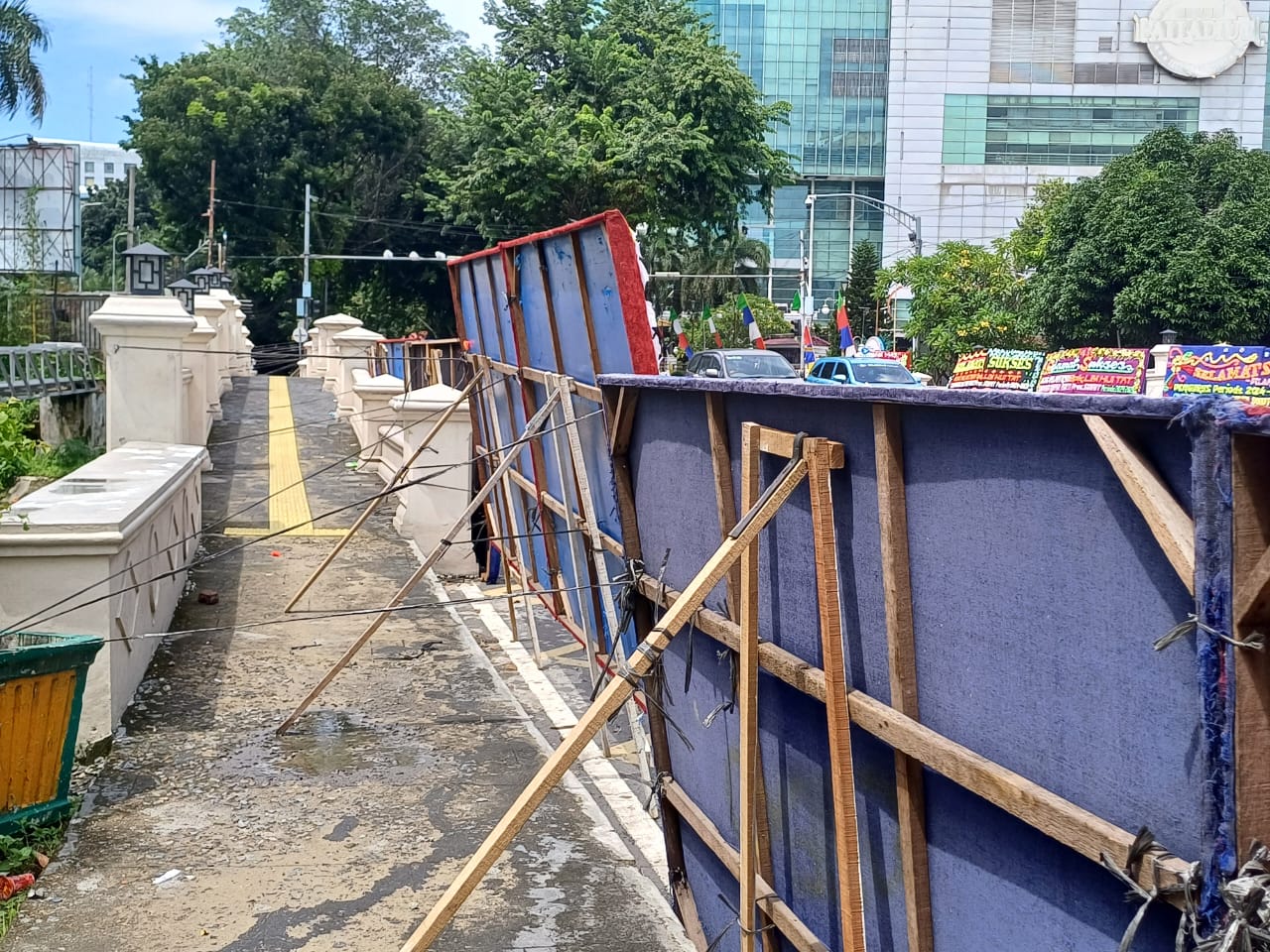 TAK BISA DILALUI:  Trotoar jembatan Jalan Raden Saleh tidak bisa dilalui pejalan kaki akibat  banyaknya tali papan bunga yang diikatkan ke&nbsp;badan&nbsp;jembatan.(Markus Pasaribu/Sumut Pos)