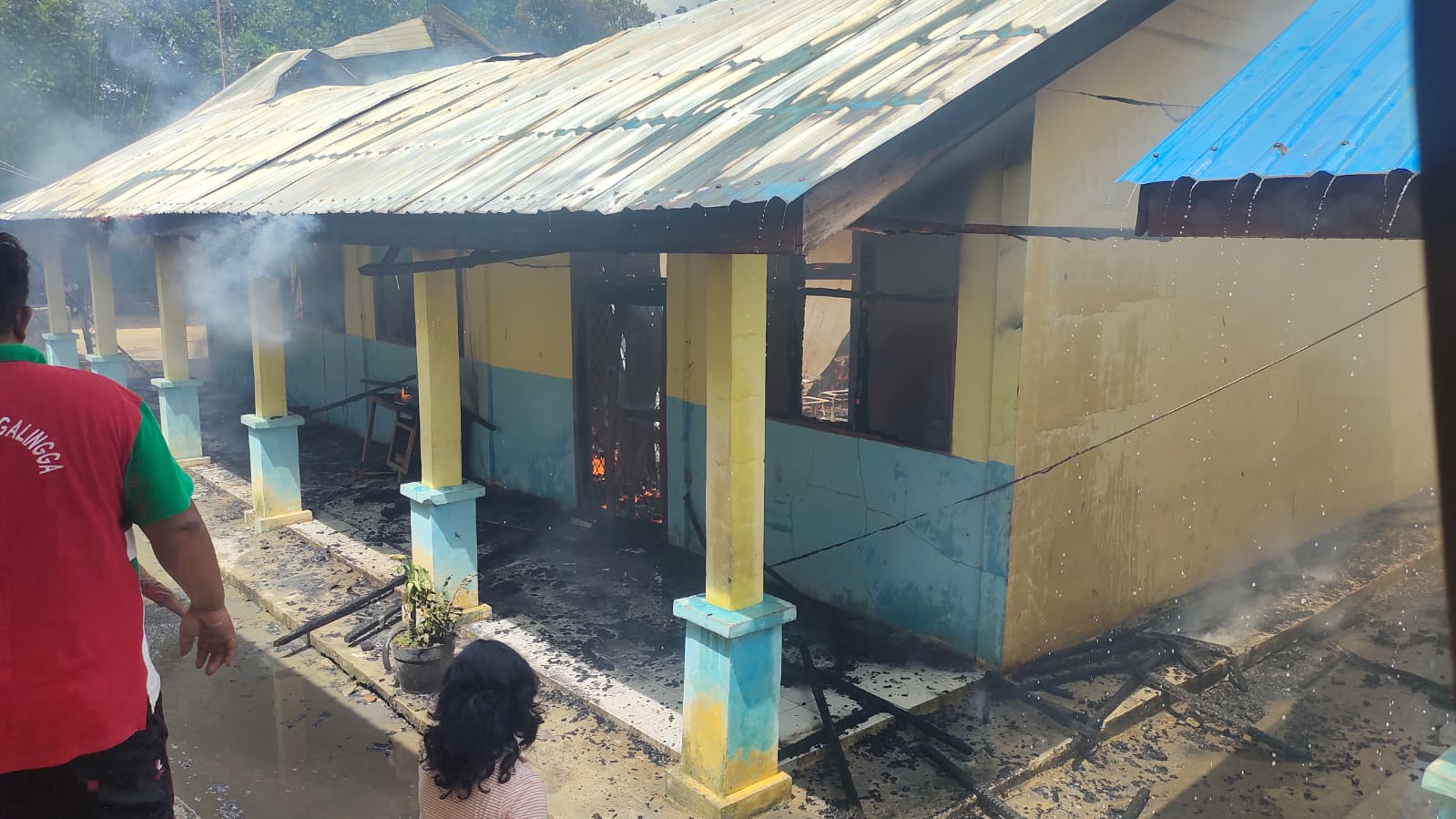 TERBAKAR: Ruangan laboratoriun komputer dan ruang kelas SMPN 1 Tigalingga, Kecamatan Tigalingga, Kabupaten Dairi, hangus terbakar, Jumat (8/11/2024). ISTIMEWA/SUMUT&nbsp;POS