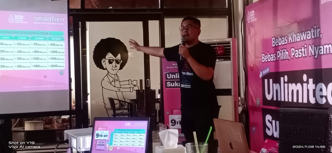 MEMPERKENALKAN: Jhon Ferdinan Simanjuntak selaku Regional Head Northern Sumatera Smartfren. ISTIMEWA/SUMUT POS