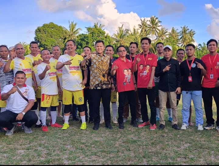 TURNAMEN: Calon wakil bupati Serdang Bedagai, Adlin Tambunan membuka turnamen Dambaan Cup U-40. (FADLY/SUMUTPOS)