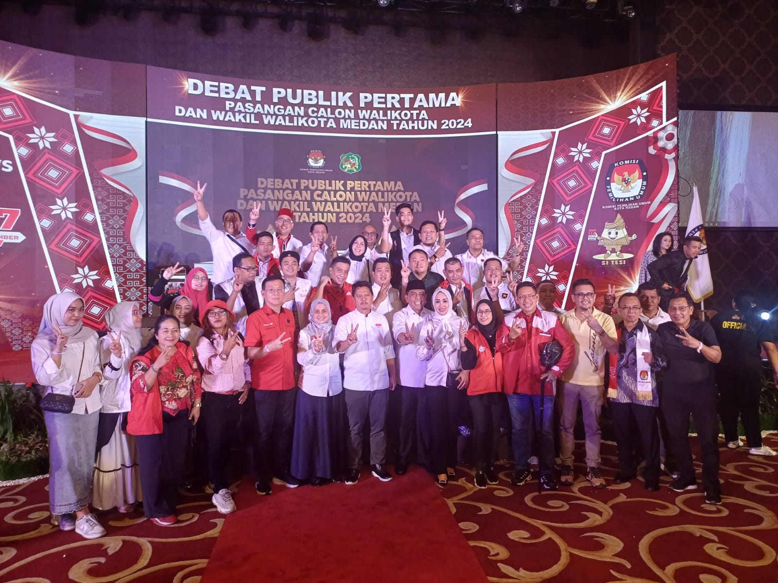 DIABADIKAN: Pasangan Calon Wali Kota Medan nomor urut 2, Prof Ridha Dharmajaya dan Abdul Rani  diabadikan bersama pendukung di sela-sela Debat Publik Perdana  Pilkada Medan 2024 di Four Points Hotel,