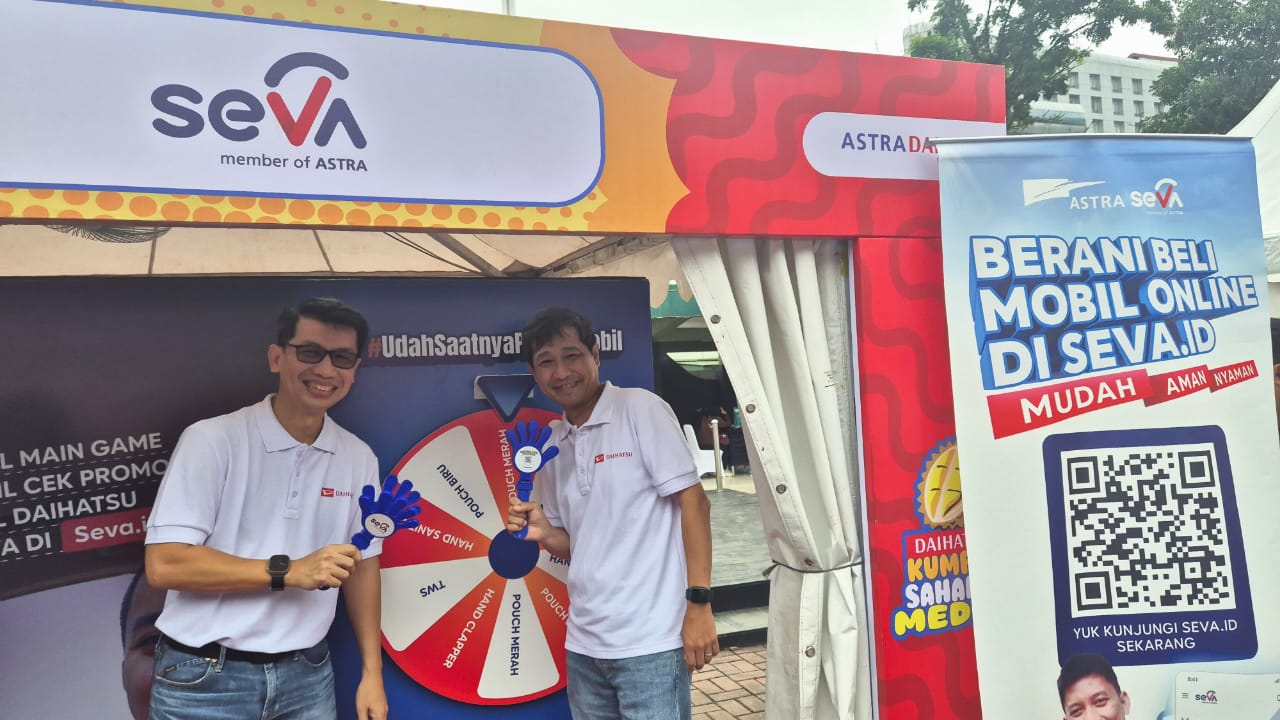 Corporate Function Director PT Astra Daihatsu Motor, Hiroyuki Itoh (kanan), dan Marketing and Customer Relations Division Head PT Astra International Daihatsu Sales Operation, Tri Mulyono (kiri).