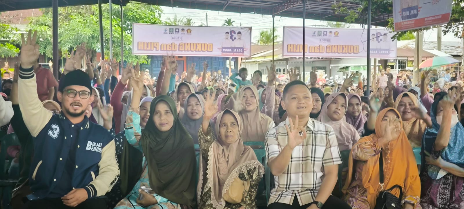 RIBUAN: Cawako Binjai, dr Donal Anjar Simanjuntak dan Cawawako, Muhammad Andri Alfisah foto bersama dengan ribuan masyarakat Binjai Utara.(Teddy Akbari/Sumut Pos)