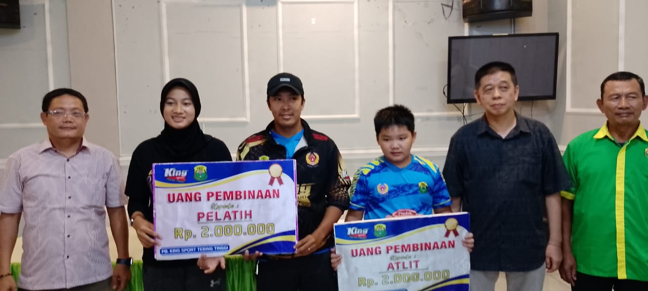 BERIKAN: Ketua PB PBSI Kota Tebingtinggi Gho Kian Tjai didampingi PB Kings Sport Erwan memberikan tali asih kepada atlet bulutangkis berprestasi pada Kejurprov di Sumut. SOPIAN/SUMUT&nbsp;POS