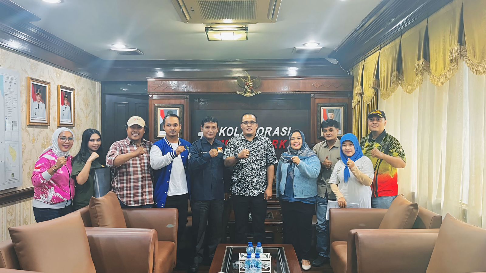 BERSAMA: Plt Wali Kota Medan Aulia Rachman bersama penggiat olahraga masyarakat Kota Medan di kantornya, Senin (11/11/2024). (dok pribadi)