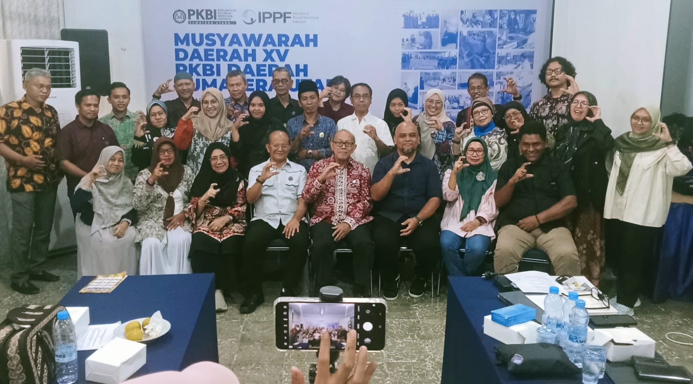 DEDDI MULIA PURBA/SUMUT POS  PKBI SUMUT: Prof Dr H Bahdin Nur Tanjung MM (duduk, 4 kiri) bersama peserta dan peninjau Musda&nbsp;PKBI&nbsp;Sumut.