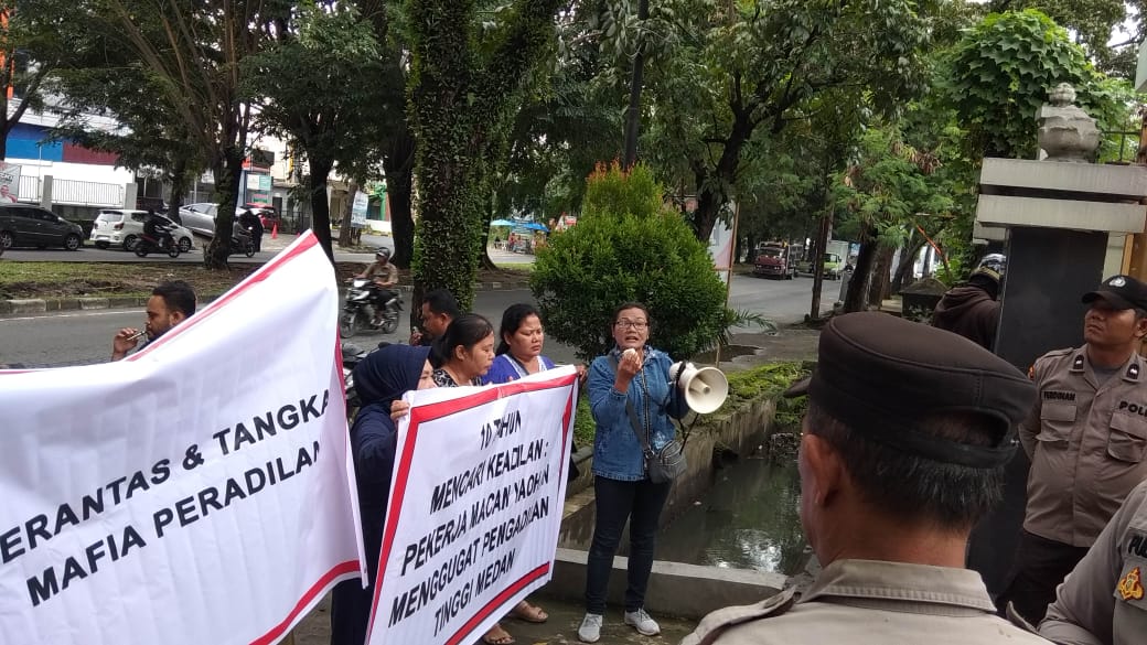 UNJUKRASA: Eks Karyawan Macan Yaohan, berunjukrasa di PT Medan menuntut hak pesangon, Selasa (12/11). (AGUSMAN/SUMUT&nbsp;POS)