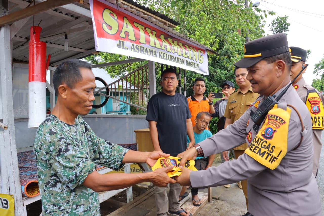 BERIKAN: Kapolres Tebingtinggi AKBP Simon Paulus Sinulingga didampingi AKP BSM Tarigan, AKP Herli D Damanik menyerahkan bantuan kepada petugas Pos Kamling di Kota Tebingtinggi. (SOPIAN/SUMUT&nbsp;POS)