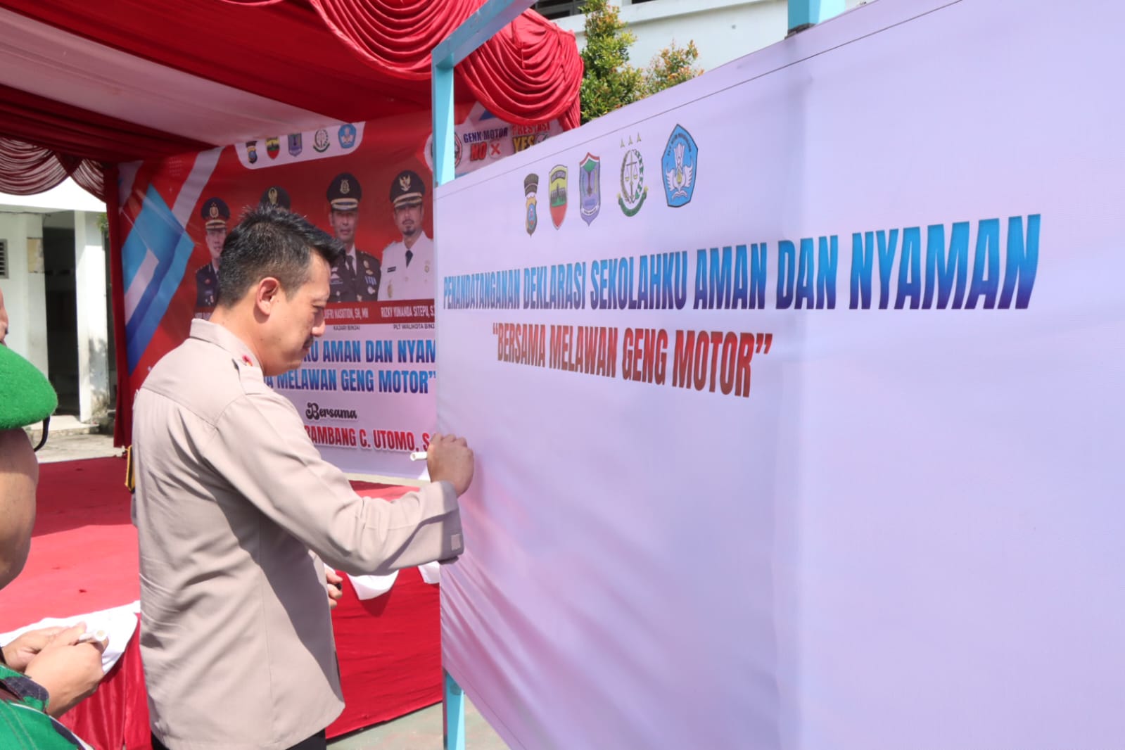 TANDATANGAN: Kapolres Binjai, AKBP Bambang Christanto Utomo melakukan penandatangan pertama dalam deklarasi bersama pelajar melawan geng motor.(Humas Polres Binjai/Sumut Pos)
