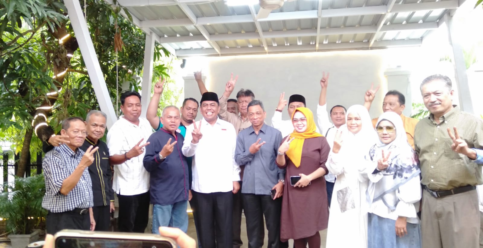 DIABADIKAN: Abdul Rani diabadikan bersama sejumlah Tokoh Melayu Kota Medan pada kegiatan temu ramah Medan BERANI (Bersama Ridha-Rani)di Jalan Sisingamangaraja, Kota Medan, Selasa (12/11/2024).