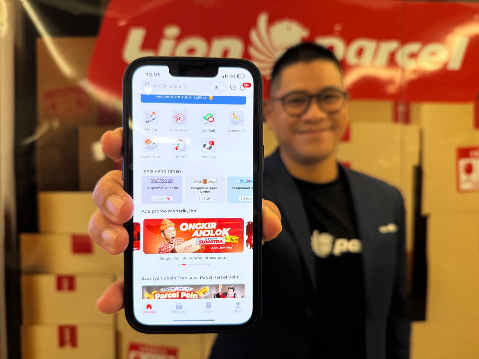 Chief Marketing Officer Lion Parcel, Kenny Kwanto, menunjukan salah satu aplikasi Lion Parcel saat Media Luncheon Lion Parcel di Medan (13/10). (Ist)