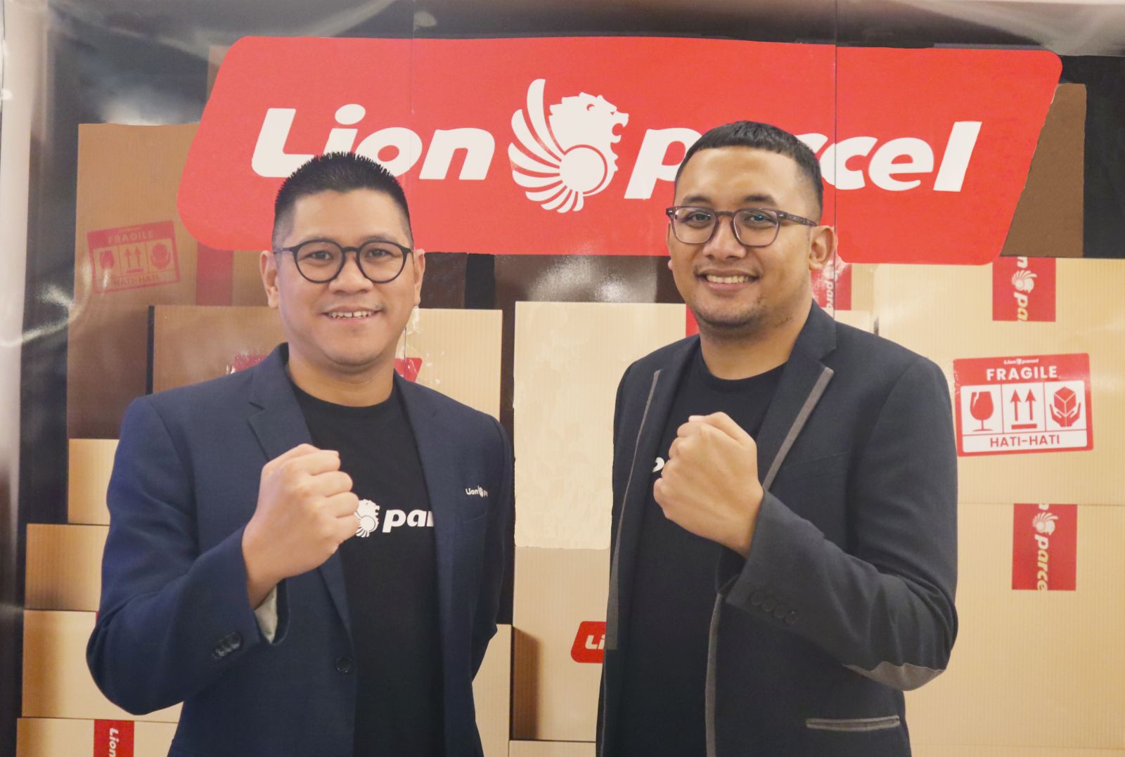Chief Marketing Officer Lion Parcel Kenny Kwanto (kiri) bersama Head of Brand Lion Parcel Benno Suryo Ariantoputro (kanan) dalam acara Media Luncheon Lion Parcel di Medan (13/11). (Ist)