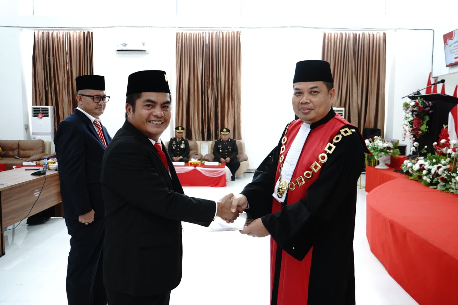 LANTIK : Ketua Pengadilan Negeri Gunungsitoli, Zulfadly, S.H., M.H melantik Pimpinan DPRD Nias Selatan. (ISTIMEWA/SUMUT POS)
