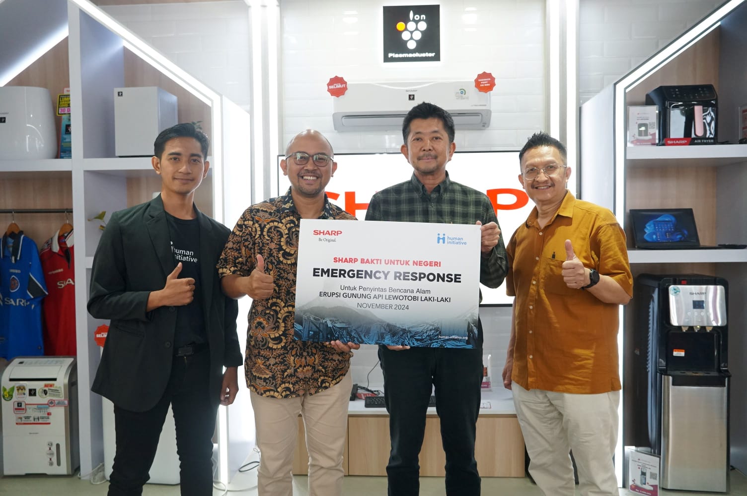 DIABADIAN: Presiden Direktur, PT Sharp Electronics Indonesia, Shinji Teraoka dan Deni Kurniawan, Manager Disaster Risk Management, Human Initiative diabadikan dalam kegiatan pemberian bantuan.
