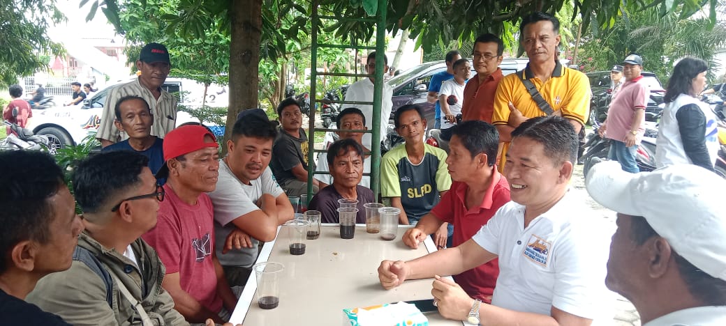 SERAP ASPIRASI: Mangatas Silalahi saat menyerap aspirasi dan berdiskusi dengan warga Kota Siantar. PRA&nbsp;EVASI/SUMUT&nbsp;POS
