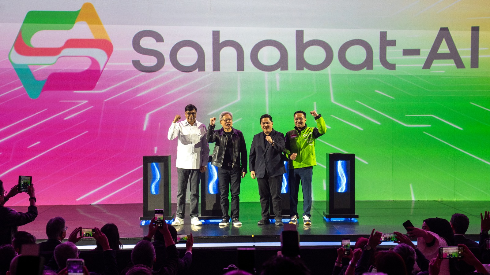 Sahabat- AI: (ki-ka): Vikram Sinha, President Director and CEO Indosat Ooredoo Hutchison, Jensen Huang, NVIDIA founder and CEO, Erick Thohir, Menteri BUMN RI dan Patrick Walujo.