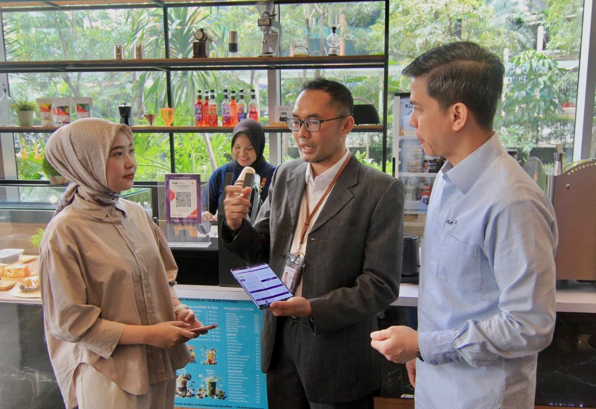 QRIS: Head of Digital Banking PT Bank Muamalat Indonesia Tbk Dadang Rohandi (tengah) bersama Sekretaris Perusahaan Bank Muamalat Hayunaji (kanan) menjelaskan kepada karyawan fitur pembayaran.