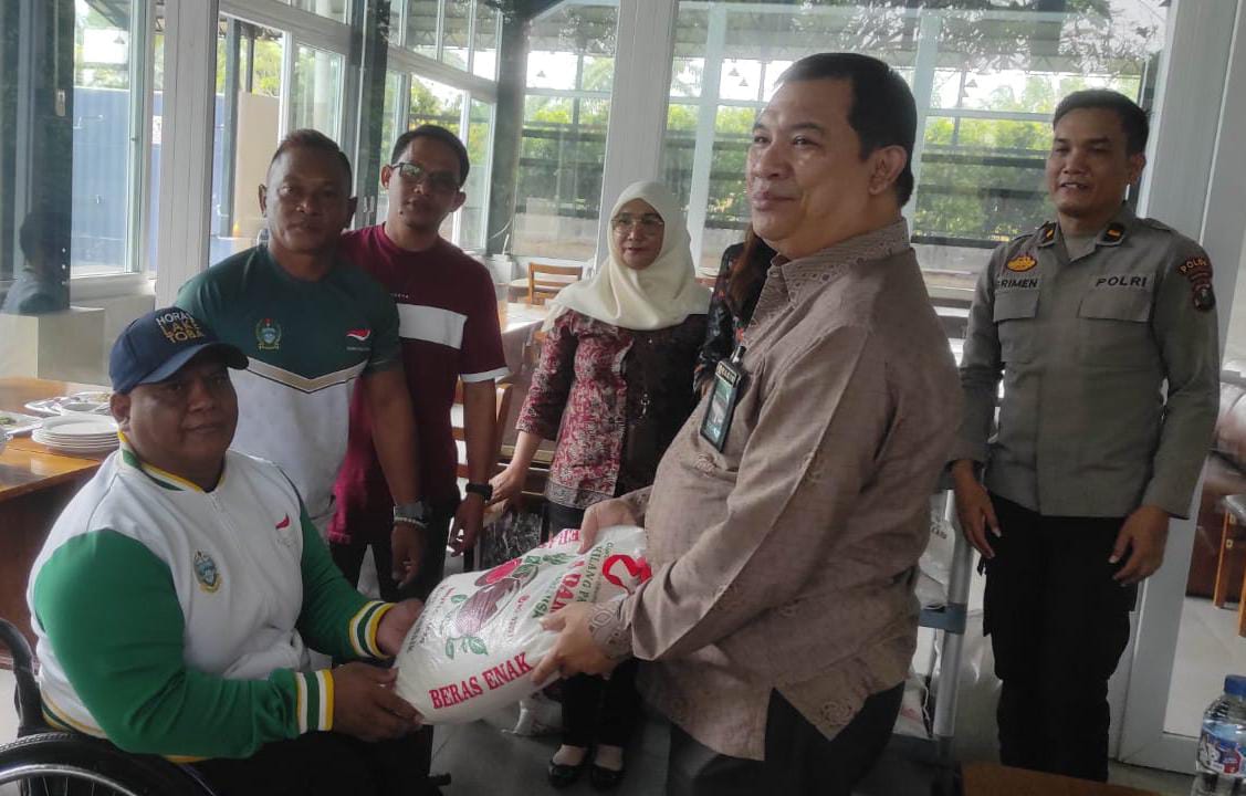 BERIKAN: Ketua PN Sei Rampah, Muhammad Sacral Ritonga saat berikan tali asih kepada Atlet NPC Sergai. ( FADLY/SUMUTPOS&nbsp;)