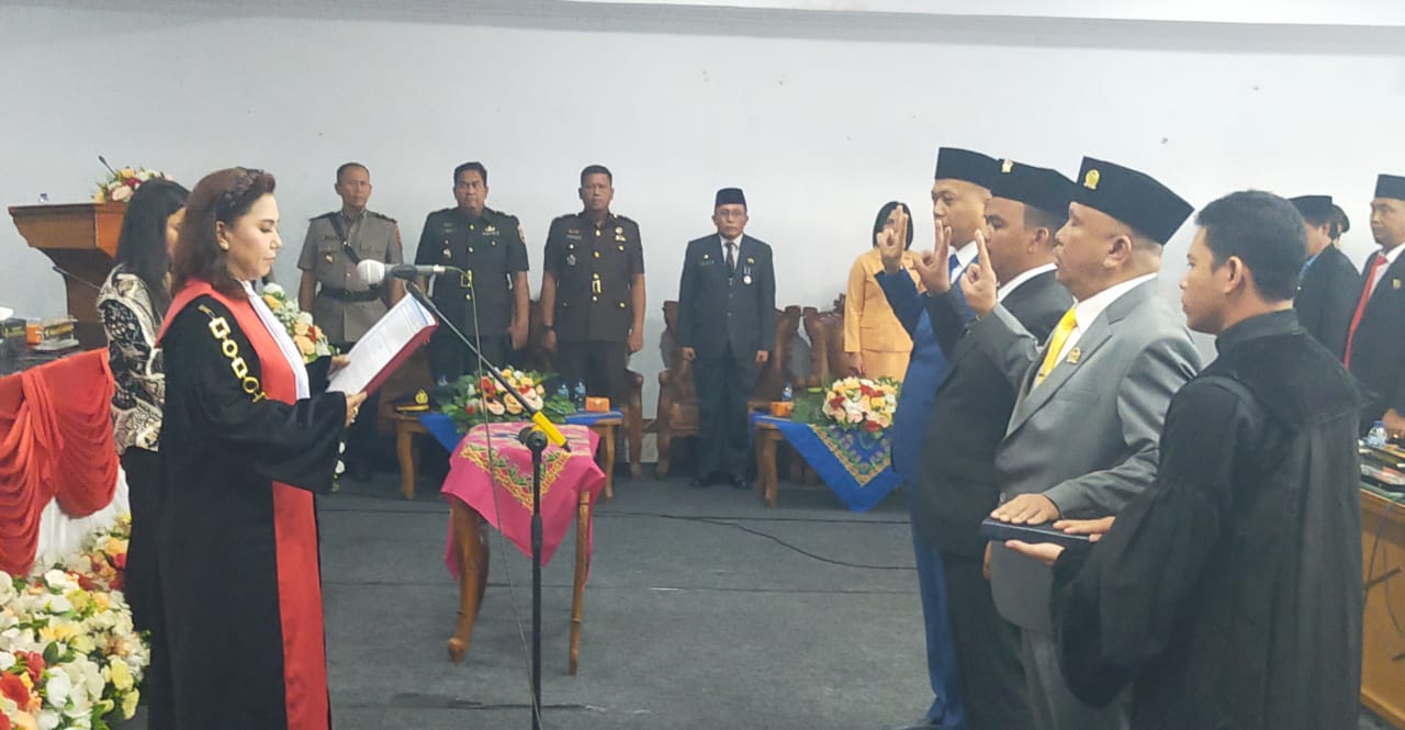 AMBIl SUMPAH:  Ketua Pengadilan Negeri Sidikalang, Evarina Sihombing SH MH mengambil sumpah janji jabatan 3 pimpinan DPRD Dairi depenitif periode 2024-2029, di gedung DPRD Dairi, Jumat (15/11/2024).