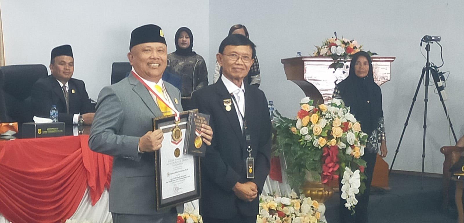 TERIMA REKOR MURI: Ketua DPRD Dairi, Sabam Sibarani SSos.MM menerima Rekor MURI tiga kali secara berturut-turut sebagai peraih suara terbanyak dalam pileg dan 3 periode sebagai Ketua DPRD.