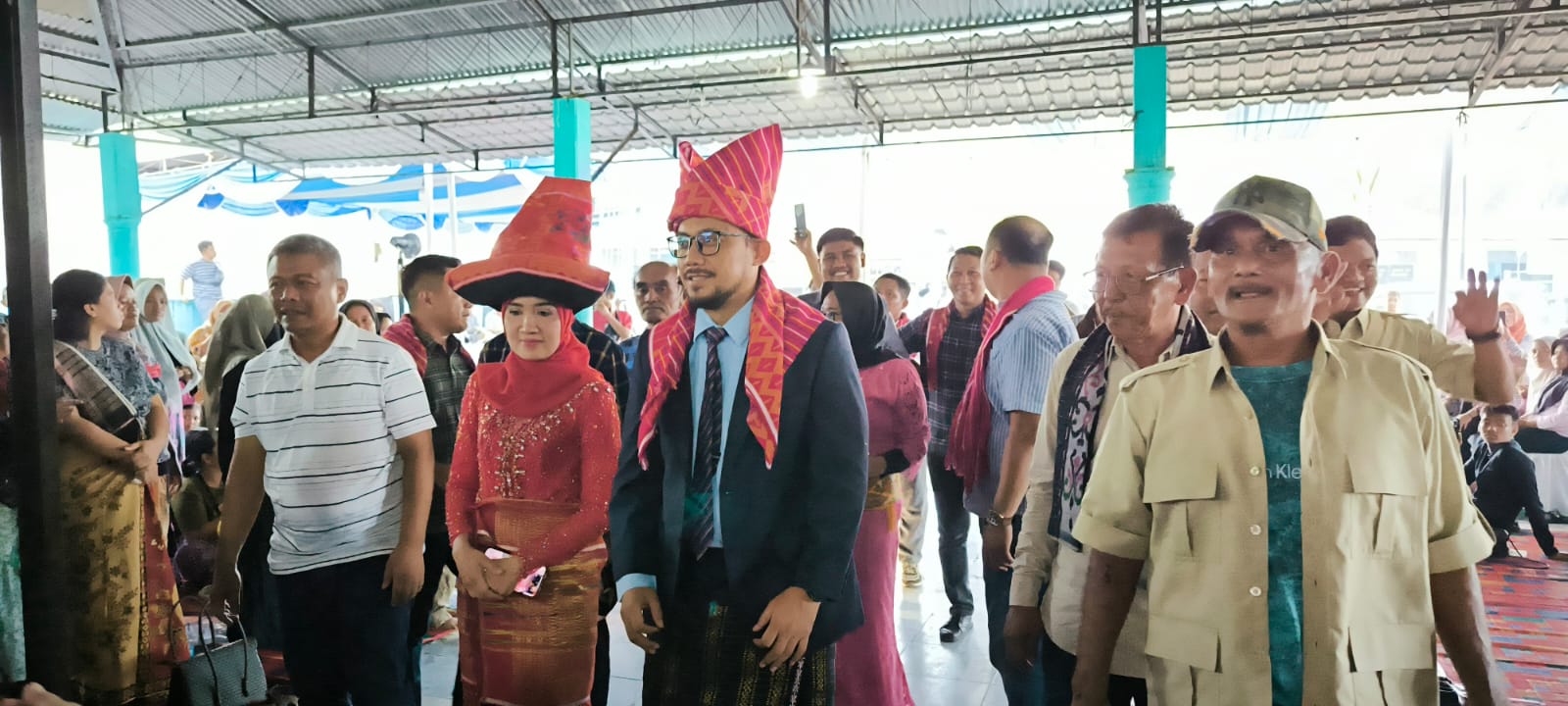 PENABALAN: dr Donal Anjar Simanjuntak dan istri, dr Syahadatina saat mendapat penabalan merga Sitepu serta istrinya,&nbsp;beru&nbsp;Tarigan.(Teddy Akbari/Sumut Pos)
