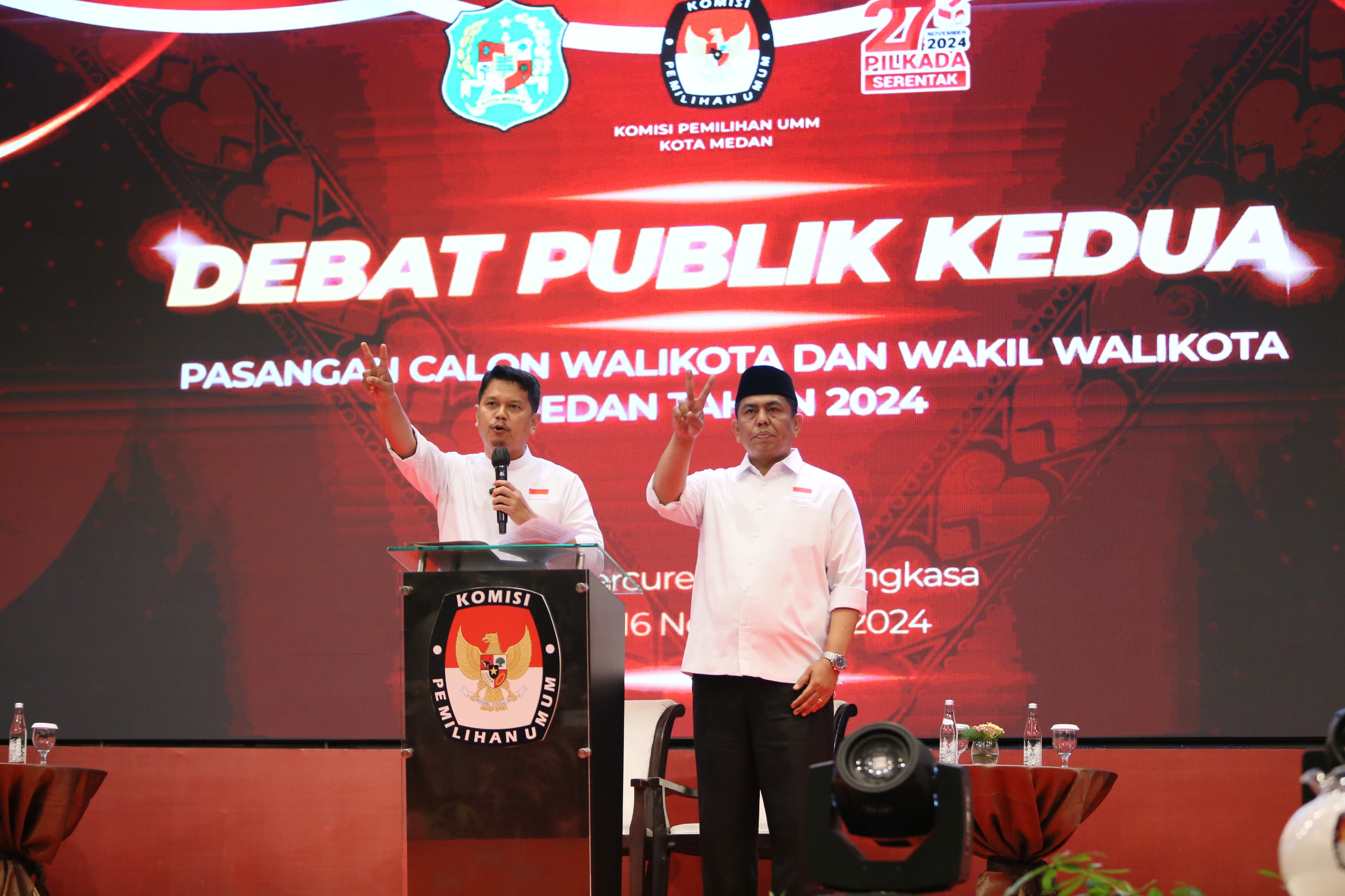 BINTANG PANGGUNG: Calon Wali Kota dan Wakil Wali Kota Medan nomor urut 2, Prof Ridha Dharmajaya dan Abdul Rani dinilai jadi bintang panggung pada debat kedua di Pilkada Medan, Sabtu (16/11).